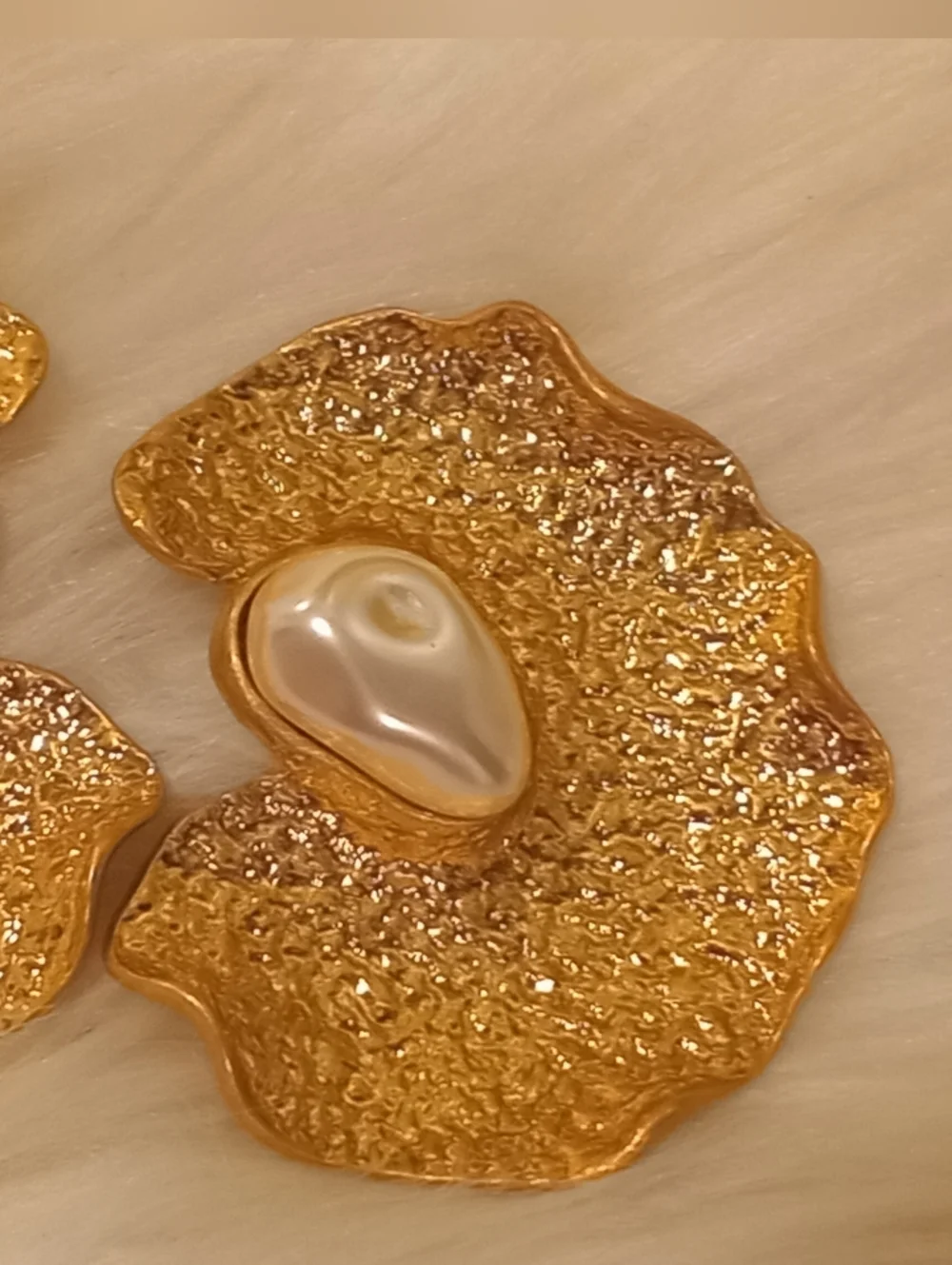 Oscar De La Renta Pearl Earrings - Picture 4 of 10